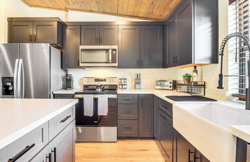Torreon House | 2 Mi to Fool Hollow Lake: Modern Loft w/ Balcony