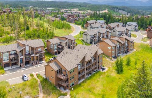 Rendezvous House | 2 Mi to Fraser River Trail Townhome with Hot Tub!