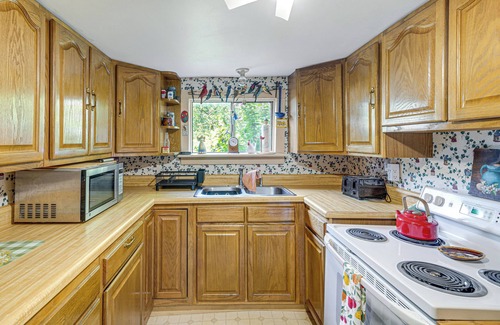 Fayetteville Cottage | 2 Mi to Hiking Trails: Cozy Fayetteville Cottage!