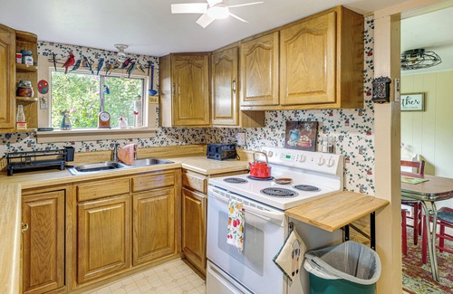 Fayetteville Cottage | 2 Mi to Hiking Trails: Cozy Fayetteville Cottage!