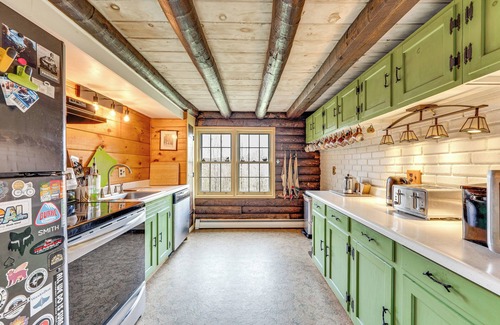 West Burke Cabin | 2 Mi to Lake Willoughby: Peaceful Log Cabin!