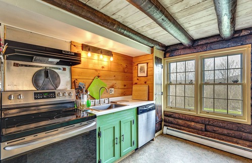 West Burke Cabin | 2 Mi to Lake Willoughby: Peaceful Log Cabin!