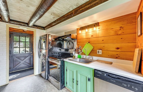 West Burke Cabin | 2 Mi to Lake Willoughby: Peaceful Log Cabin!