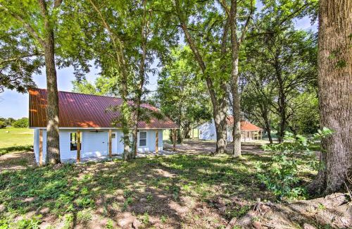 Grove House | 2 Mi to Marinas and Grove Cozy Cabin with Grill