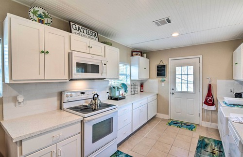 Galveston Cottage | 2 Mi to Pier: Colorful Cottage in Galveston!
