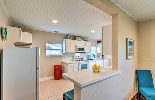 Galveston Cottage | 2 Mi to Pier: Colorful Cottage in Galveston!