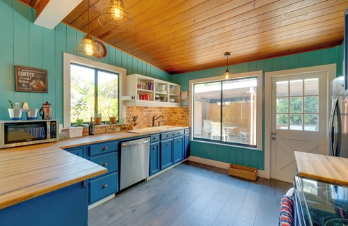 Palmetto House | 2 Mi to Riverwalk: Palmetto Gem w/Fire Pit & BBQ