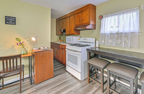 Floral Park Apartment | 2 Mi to UBS Arena: WFH-Friendly Couple's Retreat