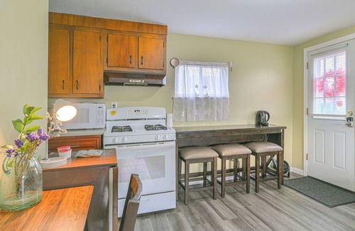Floral Park Apartment | 2 Mi to UBS Arena: WFH-Friendly Couple's Retreat