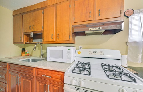 Floral Park Apartment | 2 Mi to UBS Arena: WFH-Friendly Couple's Retreat