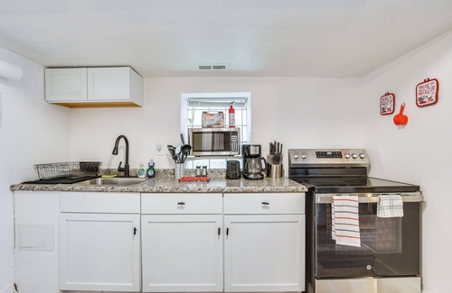 Woodlawn Apartment | < 2 Mi to UChicago: Pet-Friendly Getaway w/Yard