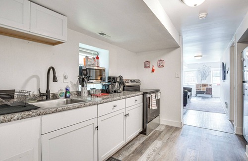 Woodlawn Apartment | < 2 Mi to UChicago: Pet-Friendly Getaway w/Yard