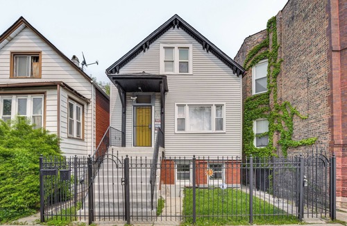 Woodlawn Apartment | < 2 Mi to UChicago: Pet-Friendly Getaway w/Yard