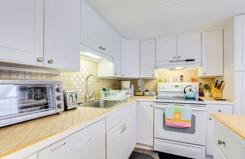Venice House | 2 Mi to Venice Beach: Home w/Pool Access