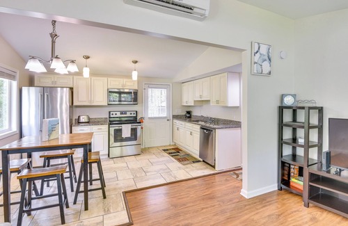 Shorewood-Tower Hills-Harbert Apartment | 2 Mi to Warren Dunes: Sawyer Apartment w/Deck!