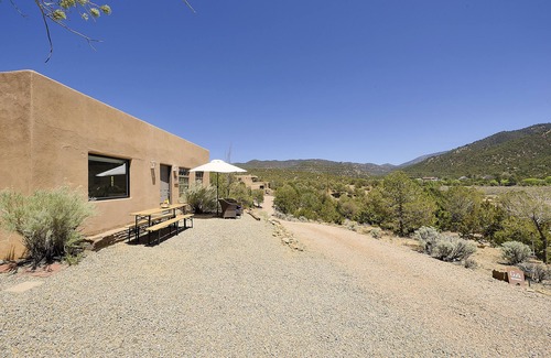 Historic Eastside Cottage | 2 Miles to Canyon Road - Great Mountain Views - Monthly Rental