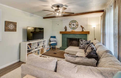 Johnson City House | 2 Miles to ETSU, Hospital & Privacy fenced yard w/ multiple outside seating