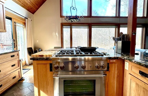 Killington House | 2 miles to ski lifts, 6 BR, 3BA hot tub,yard, AC, grill, lux bedding. CEDARWALK