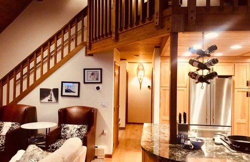 Killington House | 2 miles to ski lifts, 6 BR, 3BA hot tub,yard, AC, grill, lux bedding. CEDARWALK