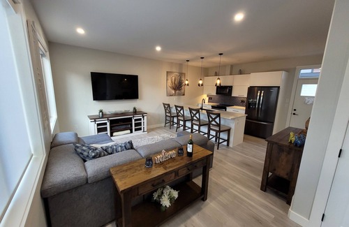 Okanagan-Similkameen House | 2-Min Lake Stroll: Chic 2-Bed Downtown Gem!rnrn