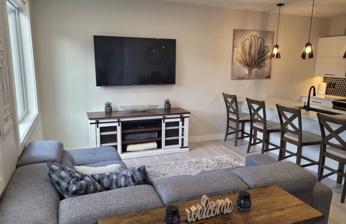 Okanagan-Similkameen House | 2-Min Lake Stroll: Chic 2-Bed Downtown Gem!rnrn