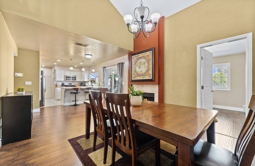 Palmdale House | 2 min to Hospital! Dreamy Desert Oasis 4B/3B Palmdale Hilltop Retreat