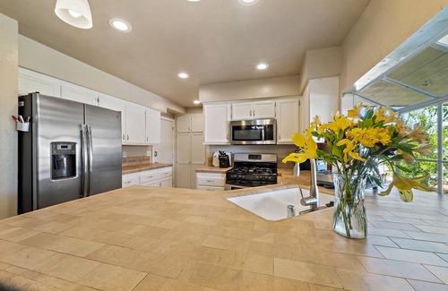 Palmdale House | 2 min to Hospital! Dreamy Desert Oasis 4B/3B Palmdale Hilltop Retreat