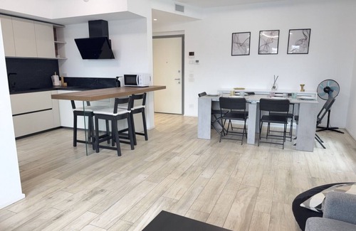Bergamo House | 2 Min Walk Chorus Life, with 2 Bedrooms and 2 Bath