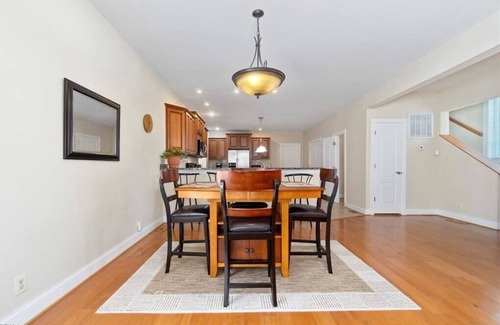 Norfolk House | 2 mins away from the beach.