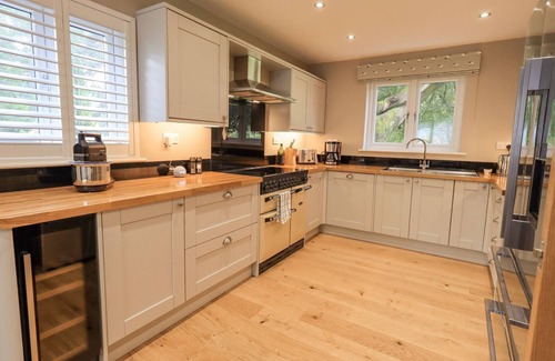 Lakeside House | 2 mins Lake Windermere! Gorgeous quiet property, slps 8 (4 bedrooms, 3 bathrms)