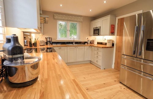 Lakeside House | 2 mins Lake Windermere! Gorgeous quiet property, slps 8 (4 bedrooms, 3 bathrms)