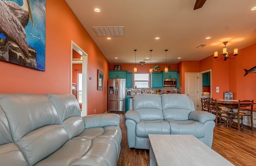 Galveston House | 2 Mins to Beach|RV Pad|Hookups|2 Decks|Water Views|Oversized Lot|Near Ferry|Dogs Welcome|Cargo Lift