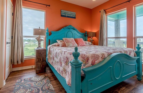Galveston House | 2 Mins to Beach|RV Pad|Hookups|2 Decks|Water Views|Oversized Lot|Near Ferry|Dogs Welcome|Cargo Lift