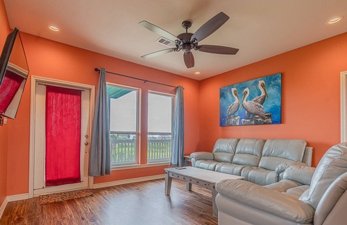 Galveston House | 2 Mins to Beach|RV Pad|Hookups|2 Decks|Water Views|Oversized Lot|Near Ferry|Dogs Welcome|Cargo Lift