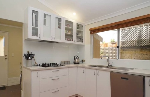 Embleton House | 2 Minutes to Morley Galleria 3BR 2 BTH
