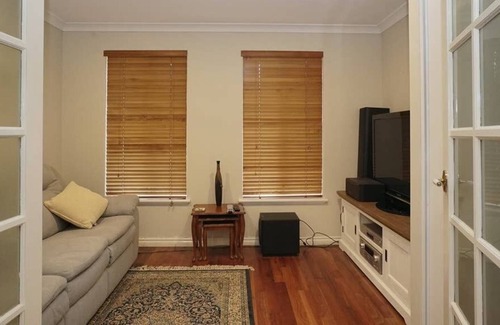 Embleton House | 2 Minutes to Morley Galleria 3BR 2 BTH