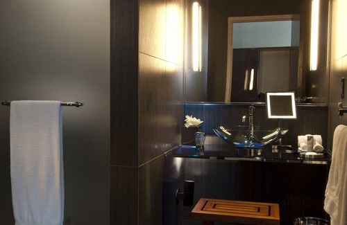 Downtown Dallas Hotel | 2 Modern Double Bed Rooms with Custom Details Near Downtown Dallas Fun