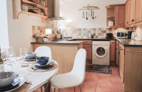 Honiton Cottage | 2 MYRTLE COTTAGES, pet friendly, with open fire in Stockland
