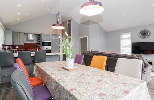 Morebath Cottage | 2 OAK PARK, family friendly, with hot tub in Bampton, Devon