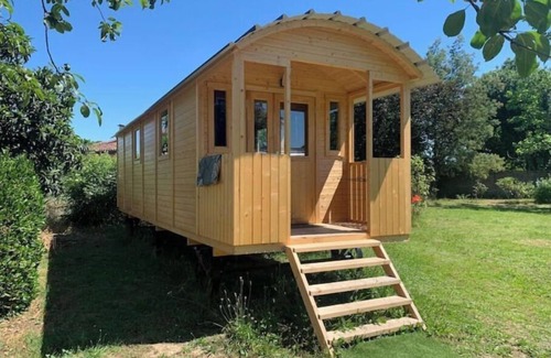 Monbequi Cabin | 2 or 4-seater caravan in wooded park.