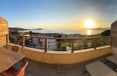 Molini Apartment | 2-person apartment with panoramic sea view over the Gulf of Ajaccio