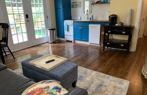 Flat Rock Apartment | 2 Person Hot Tub on Private Deck, 2 mi to DT Hendersonville/Flat Rock, King Bed