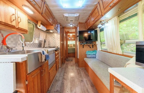 Logan House | 2-Person Romantic Airstream Glamper in Hocking Hills, Ohio