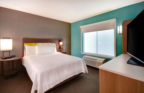 Downtown Tucson Hotel | 2 Pet-friendly Units. Pool. Breakfast! Short Drive to Tucson Botanical Gardens