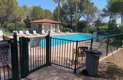 Boulouris-sur-Mer Apartment | 2 pièces Saint Raphael rénové, classé 4 étoiles, 100 m plages, piscine, tennis, parc, terrasse, jardin privatif