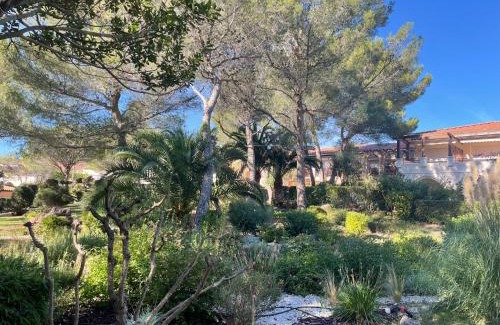 Boulouris-sur-Mer Apartment | 2 pièces Saint Raphael rénové, classé 4 étoiles, 100 m plages, piscine, tennis, parc, terrasse, jardin privatif