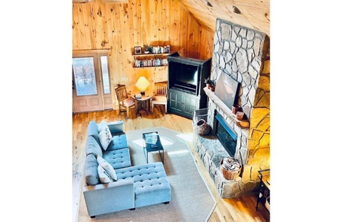 Lakemont Cabin | 2 Primary Suites, GREAT location, High Speed Wifi