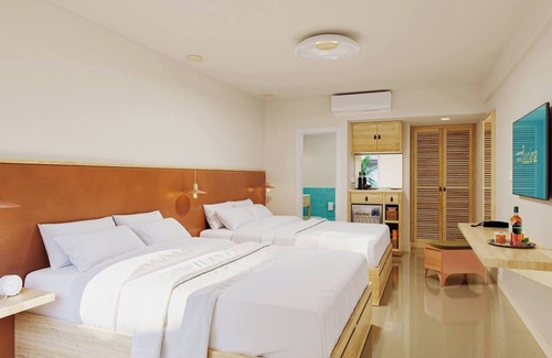 San Jacinto Hotel | 2 Queen Bed Rooms w/Balconies | Walk to Sand, Shops & Galveston Sights