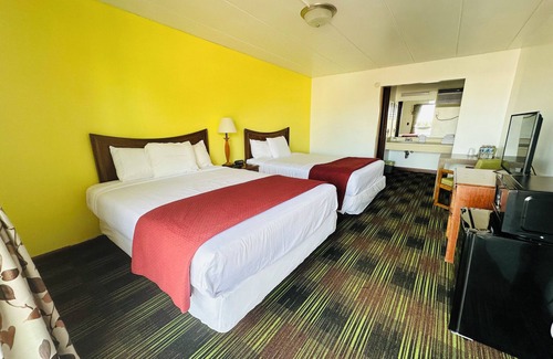 Sandusky Hotel | 2 Queen Room with Large Pool!