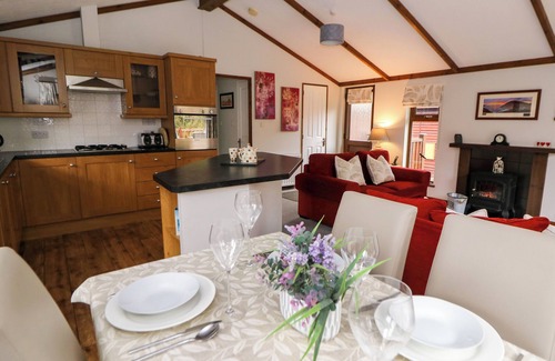 Boncath Cottage | 2 RIVERSIDE LODGE, family friendly, with hot tub in Cenarth